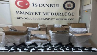 Beyoğlu polisinden silah operasyonu: Otopark ofisinde onlarca silah ele geçirildi