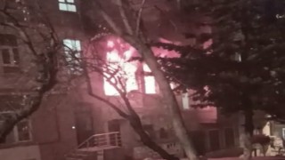 Beyoğlunda korkutan yangın: Mahsur kalan 2 kişiyi itfaiye ekipleri kurtardı