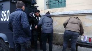 Beyoğlunda marketten hırsızlık yapan şüpheli Taksim Meydanında yakalandı