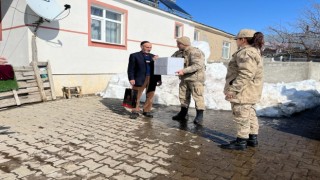 Bingölde jandarma ekipleri, deprem bölgesinden gelen vatandaşların taleplerini dinledi