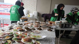 Bitlisli kadınlar yaptıkları yemekleri satarak depremzedelere destek oluyor