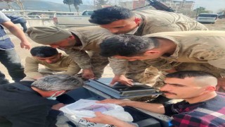 Bitlisli korucular deprem bölgesinde buldukları 1 kilo altını sahibine teslim etti
