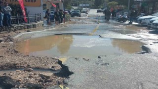 Bodrumda isale hattı patladı, tonlarca su caddeye aktı