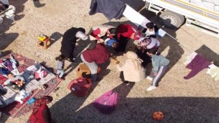 Boğazına yiyecek kaçan depremzede bebeği, gönüllü öğretmenin müdahalesi kurtardı