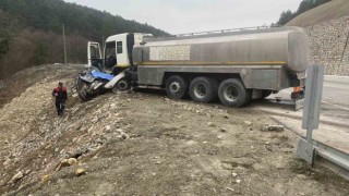 Boluda otomobil kamyona ok gibi saplandı: 2 ölü