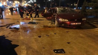 Boyabatta otomobil orta refüje çarptı: 4 yaralı