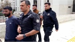 Böylesi de çıktı : Gülerek cezaevine gittiler