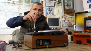 Bozuk radyoyu tamir ederek başlamıştı, mahallesinde dükkan sahibi oldu