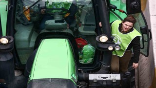 Brükselde çiftçilerden traktörlü protesto