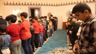 Bu cami teravih namazında çocuklarla doluyor