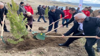 Bu sefer fidanlar deprem şehitleri için dikildi