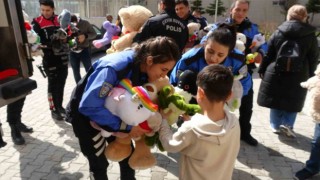 Burdur polisi yurtta kalan depremzede çocuklara oyuncak dağıttı