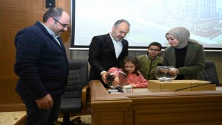 Bursada 30-40 yıllık evleri yenilenen hak sahipleri, yeni konutları için kura çekti