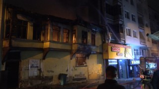 Bursada ahşap ev alevlere teslim oldu