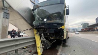 Bursada belediye otobüsü bariyerlere ok gibi saplandı: 1i ağır 5 yaralı