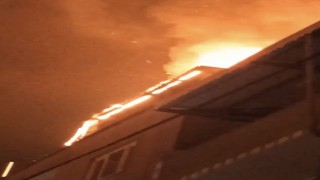 Bursada binanın çatısı alev alev yandı, o anlar kameralarda