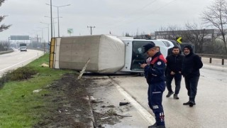 Bursada kontrolden çıkan kamyonet yan yattı: 1 yaralı