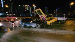 Bursada lüks otomobil, yolda temizlik yapan belediye aracına çarptı : 2 yaralı