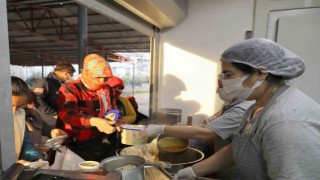 Büyükşehir Belediyesi Kepezde sıcak yemek dağıtıyor
