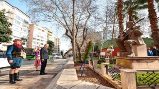 Büyükşehir usta halk ozanı Özay Gönlümü unutmuyor