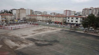 Büyükşehir, yıkımını tamamladığı okulun bahçesine asfalt döktü