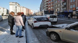 Buzlanan yollar kazaya sebep oldu