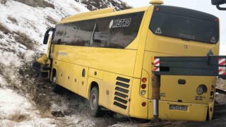 Buzlanma nedeniyle kaza yapan otobüs, dağlık alana çarparak durabildi