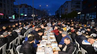 Cadde kapatıldı, 2 bin kişi birlikte iftar yaptı