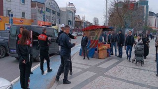 Cadde ortasında bıçaklandı