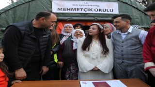 Çadır kentte ilk nikah: İnsanlara umut olsun diye evlendiler