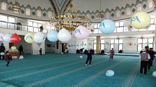 Cami, çocuklar için balonlarla süslendi