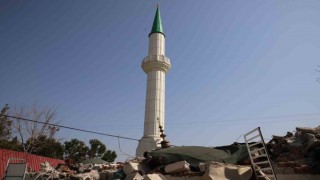 Cami yıkıldı, minaresi ayakta kaldı