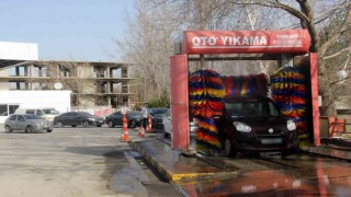 Çamur yağdı, araç şoförleri oto yıkamalarda sıra oluşturdu
