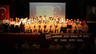 Çanakkale Zaferinin tiyatro oyunu dakikalarca ayakta alkışlandı