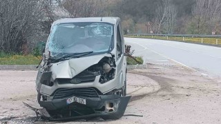 Çanda kontrolden çıkan ticari araç elektrik direğine çarptı