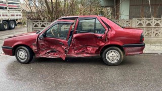 Çarpışan otomobillerden biri duvara çarparak durabildi: 1 yaralı