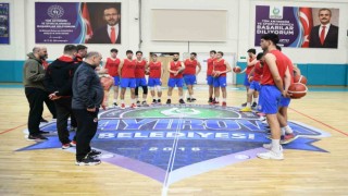 Çayırova Belediyesi Basketbol Takımı rakibine kapılarını açtı