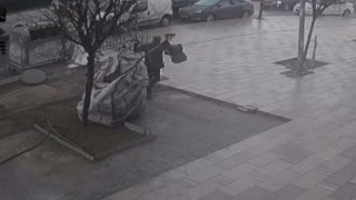 Çekçek arabasıyla aydınlatma spotu hırsızlığı kamerada