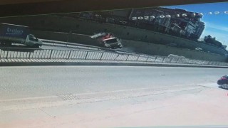 Çekmeköyde çöp kamyonu devrildi: 2 yaralı