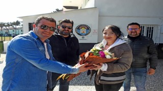 Çeşme Belediyespordan sahada görevli kadınlara çiçek
