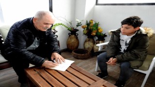 Çeşmeli çocuk kitapları yazarı, depremzede çocuklara kitaplarını imzaladı
