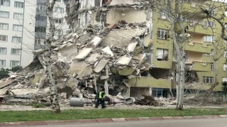 Ceyhanda ağır hasarlı yapıların yıkımı başladı