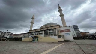 Çocukların biber gazlı oyunu cami cemaatini namazından etti, imam teravih namazını tamamlayamadı