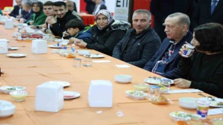 Cumhurbaşkanı Erdoğan, Balıkesirde depremzedelerle beraber yemek yedi