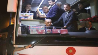 Cumhurbaşkanı Erdoğan iftarını depremzedelerle birlikte yaptı