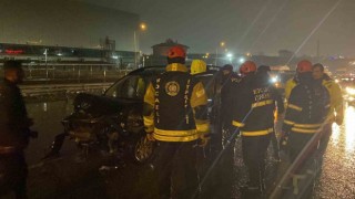 D-100de bariyere çarpan hafif ticari aracın sürücüsü yaralandı