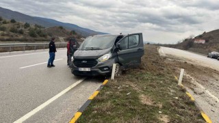 D100de orta refüje çıkan minibüsün sürücüsü yaralandı