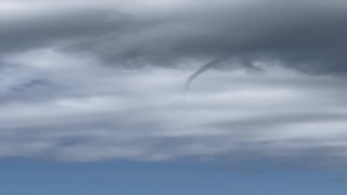 Denizde çıkan hortum karaya ulaşmadan kayboldu