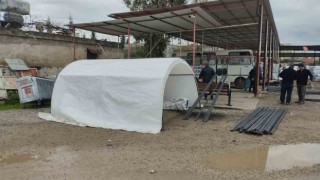Deprem bölgesinde başkan ve ekibi kendi çadırlarını üretti