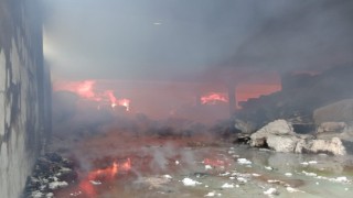 Deprem bölgesinde fabrika yangını